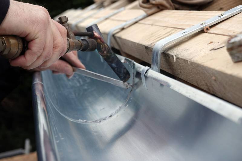 Rénover des chenaux encaissés sur toiture en ardoise sur la commune de Forbach dans le département de la Moselle